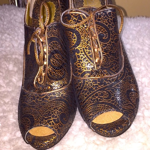 Zinc  Peep Toe Platform Heel Pumps - Picture 7 of 9